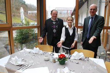xxxPfarrer Eisenmann links und Ministerialdirektor Gruber rechts haben sich von der Auszubildenden Luisa Keil zeigen lassen wie man einen Tisch ric...
