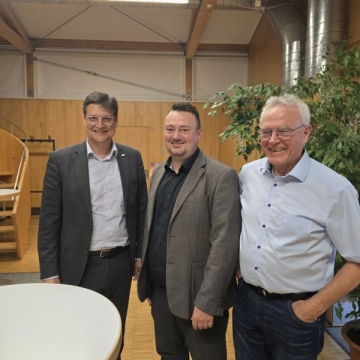 Foto mit Landrat und Gesamtleitungen von Don Bosco Aschau bei einer Sitzung des Jugendhilfeausschusses