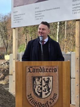 Gesamtleiter Andreas Harr beim Spatenstich des neuen Förderzentrums in Aschau am Inn