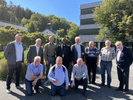Ordensleute als Gruppe vor einem Gebäude