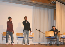 Jugendliche aus der Gruppe der Unbegleiteten Minderjährigen Flüchtlinge musizierten beim Don-Bosco-Fest auf der Bühne.